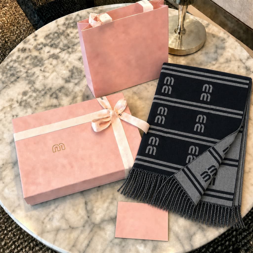 Luxury Designer Scarf Large Letters Scarfs Jacquard Weave Cashmere Autumn And Winter Women Warm Men Comfortable Touch Senior Fashion Versatile Very Good - 1 of 7