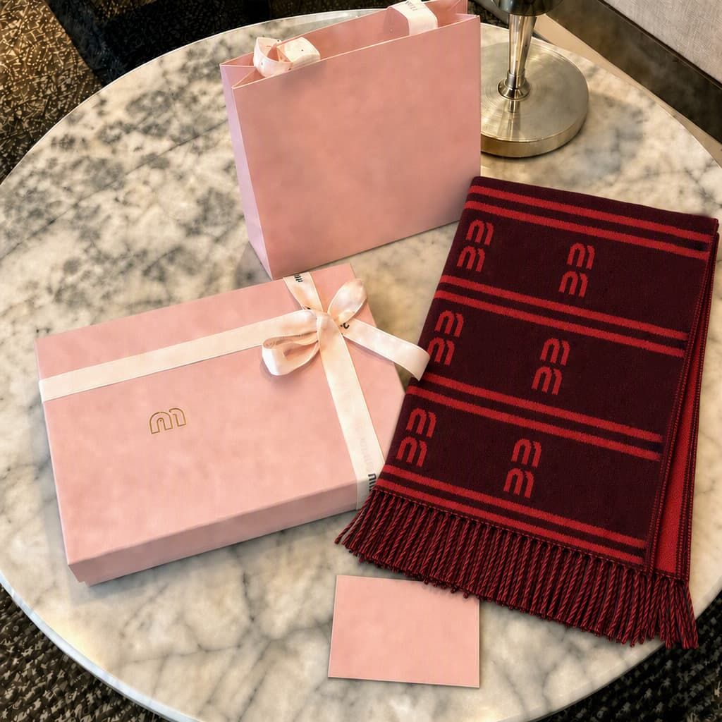Luxury Designer Scarf Large Letters Scarfs Jacquard Weave Cashmere Autumn And Winter Women Warm Men Comfortable Touch Senior Fashion Versatile Very Good - 3 of 7